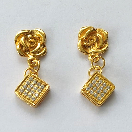 BRINCO FOLHEADO A OURO - BANHADO COM 5 MILÉSIMOS + VERNIZ DIAMOND - BRINCO DE PINO COM BASE FLOR E PINGENTE CRAVEJADO EM MICROS ZIRCÔNIAS 26MM - OURO395