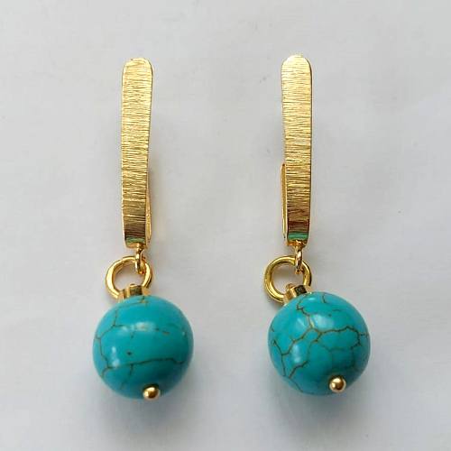 BRINCO FOLHEADO A OURO - BANHADO COM 5 MILÉSIMOS + VERNIZ DIAMOND - BRINCO DE PINO COM BASE COMPRIDA E PINGENTE PEDRA HOWLITA TURQUESA 12MM - OURO396