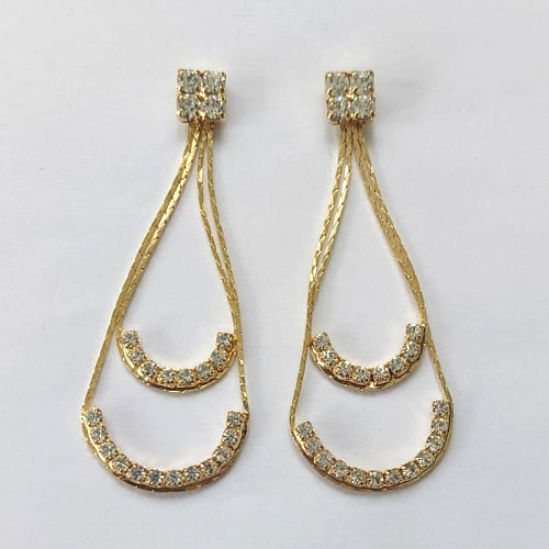 BRINCO FOLHEADO A OURO - BANHADO COM 5 MILÉSIMOS + VERNIZ DIAMOND - BRINCO DE PINO COM BASE FLOR COM ZIRCÔNIA E PINGENTE GOTA DUPLA VAZADA CRAVEJADA EM MICRO ZIRCÔNIAS 51MM - OURO397