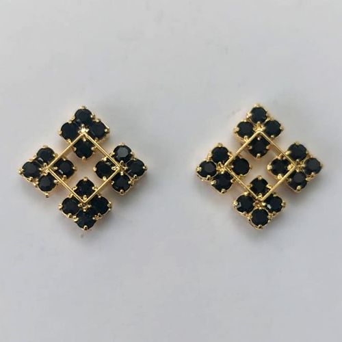 BRINCO FOLHEADO A OURO - BANHADO COM 5 MILÉSIMOS + VERNIZ DIAMOND - BRINCO TREVO VAZADO COM ZIRCÔNIAS NEGRAS 14MM - OURO403