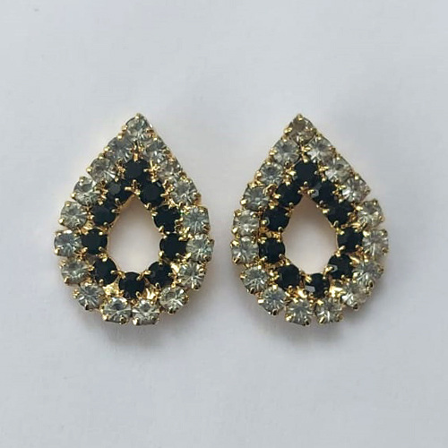 BRINCO FOLHEADO A OURO - BANHADO COM 5 MILÉSIMOS + VERNIZ DIAMOND - BRINCO GOTA VAZADA CRAVEJADA EM MICROS ZIRCÔNIAS CRISTAIS E NEGRAS 17MM - OURO404