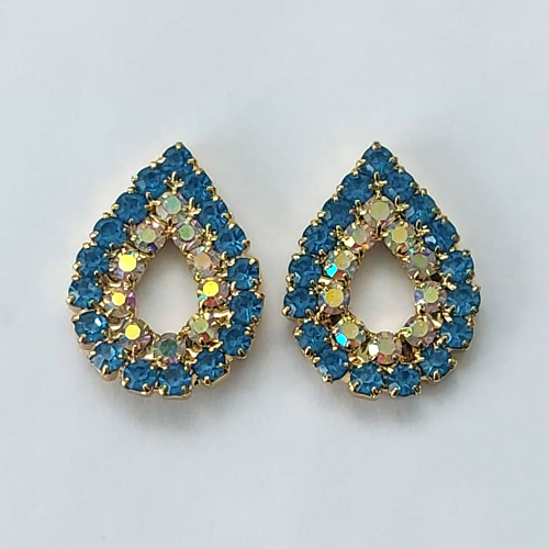 BRINCO FOLHEADO A OURO - BANHADO COM 5 MILÉSIMOS + VERNIZ DIAMOND - BRINCO GOTA VAZADA CRAVEJADA EM MICROS ZIRCÔNIAS AZUIS E COLORIDAS 17MM - OURO405