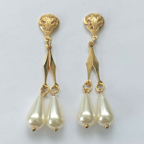 BRINCO FOLHEADO A OURO - BANHADO COM 5 MILÉSIMOS + VERNIZ DIAMOND - BRINCO DE PINO BASE GOTA TRABALHADA E PÉROLAS GOTAS 53MM - OURO407