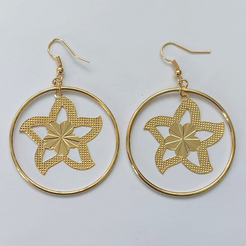 BRINCO FOLHEADO A OURO - BANHADO COM 5 MILÉSIMOS + VERNIZ DIAMOND - BRINCO ANZOL COM PINGENTE FLOR GRANDE VAZADA 42MM - OURO408