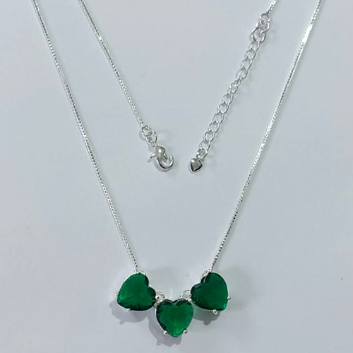 GARGANTILHA FOLHEADA A PRATA COM 50 MILÉSIMOS + VERNIZ DIAMOND - GARGANTILHA CORRENTE VENEZIANA 40CM ZIRCÔNIAS FORMATO CORAÇÕES VERDES 10X10MM -PRA580