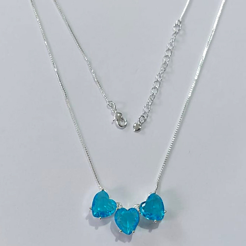 GARGANTILHA FOLHEADA A PRATA COM 50 MILÉSIMOS + VERNIZ DIAMOND - GARGANTILHA CORRENTE VENEZIANA 40CM ZIRCÔNIAS FORMATO CORAÇÕES AZUÍS 10X10MM -PRA581