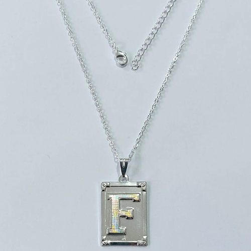 GARGANTILHA FOLHEADA A PRATA COM 50 MILÉSIMOS + VERNIZ DIAMOND - GARGANTILHA CORRENTE CADEADO 45CM PINGENTE LETRA F 20X31MM -PRA585