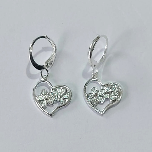 BRINCO FOLHEADO A PRATA COM 50 MILÉSIMOS + VERNIZ DIAMOND - BRINCOS DE ARGOLA DE PRESSÃO COM CORAÇÃO VAZADO COM DESENHOS DE FLORES 13MM -PRA587