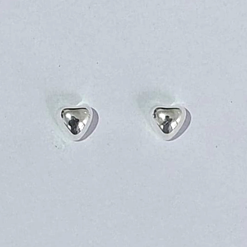 BRINCO FOLHEADA A PRATA COM 50 MILÉSIMOS + VERNIZ DIAMOND - BRINCOS DE PINO FORMATO CORAÇÃO LISO 6MM -PRA588