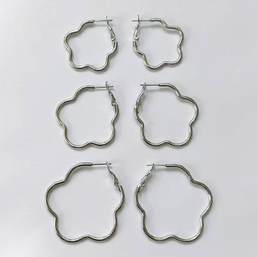 BRINCO EM AÇO INOXIDÁVEL - (CX.140) BRINCO DE TRIO ARGOLA FLOR - TAMANHOS: 29/35/43MM - COMPOSIÇÃO: AÇO INOXIDÁVEL - AÇO2200