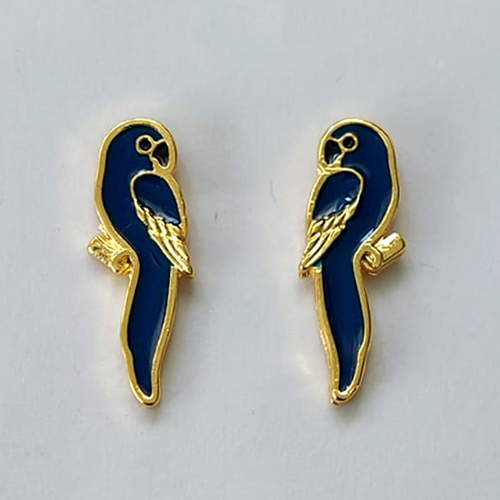 BRINCO FOLHEADO A OURO - BANHADO COM 5 MILÉSIMOS + VERNIZ DIAMOND - BRINCO DE PINO ARARA AZUL 7X21MM - OURO414