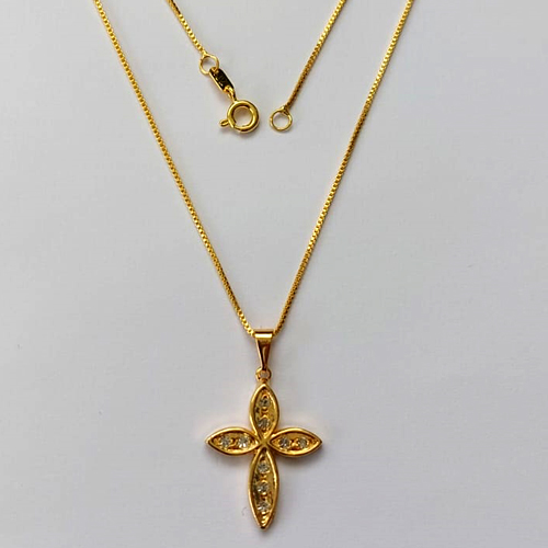 GARGANTILHA FOLHEADA A OURO - BANHADO COM 5 MILÉSIMOS + VERNIZ DIAMOND - CORRENTE VENEZIANA 45CM E PINGENTE CRUCIFIXO CRAVEJADO EM MICROS ZIRCÔNIAS 24MM - FECHO REDONDO - OURO417