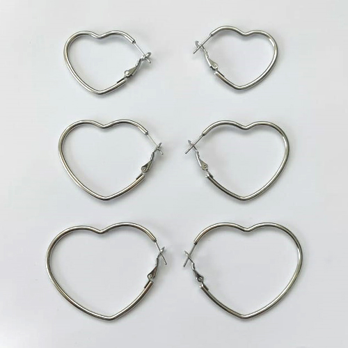 BRINCO EM AÇO INOXIDÁVEL - BRINCO DE TRIO ARGOLA CORAÇÃO - TAMANHOS: 26/34/40MM - COMPOSIÇÃO: AÇO INOXIDÁVEL - AÇO2207