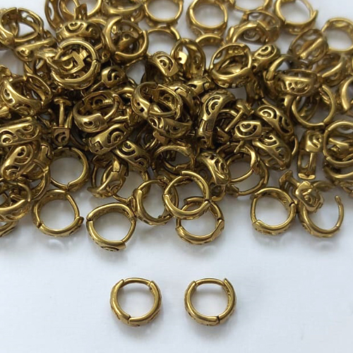 BRINCO NO BRUTO PRONTO PARA O BANHO - BRINCO ARGOLINHA DE PRESSÃO (TRANQUETA) COM DETALHES VAZADOS - TAMANHO: 3X9MM - PESO TOTAL 0,5GR - BRU16105