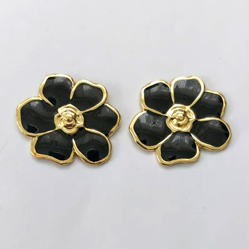 BRINCO EM AÇO INOXIDÁVEL - (CX.141) BRINCO DE PINO DOURADO FLOR ESMALTADA PRETA 25MM - COMPOSIÇÃO: AÇO INOXIDÁVEL DOURADO - AÇO2216