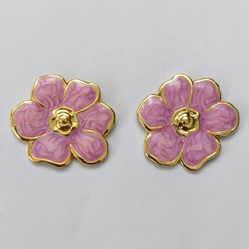 BRINCO EM AÇO INOXIDÁVEL - (CX.140) BRINCO DE PINO DOURADO FLOR ESMALTADA LILÁS 25MM - COMPOSIÇÃO: AÇO INOXIDÁVEL DOURADO - AÇO2217