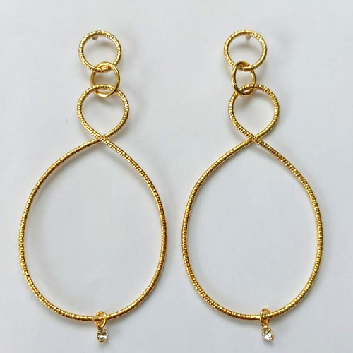 BRINCO FOLHEADO A OURO - BANHADO COM 5 MILÉSIMOS + VERNIZ DIAMOND - BRINCO DE PINO ARGOLAS VAZADAS E PEDRA EM ZIRCÔNIA 71MM - OURO423