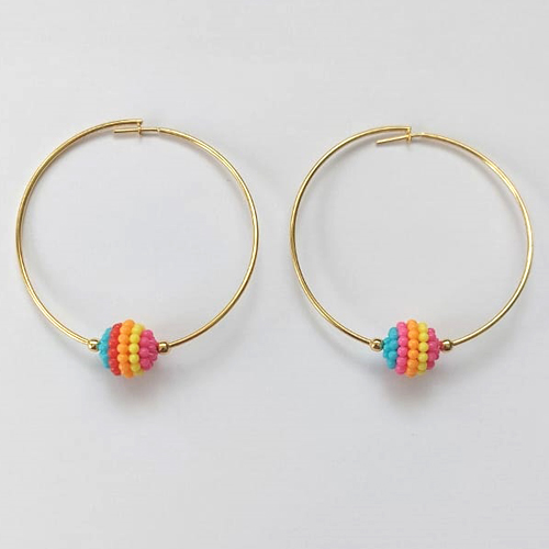 BRINCO FOLHEADO A OURO - BANHADO COM 5 MILÉSIMOS + VERNIZ DIAMOND - BRINCO DE PINO ARGOLA COM BOLINHAS COLORIDAS 52MM - OURO426