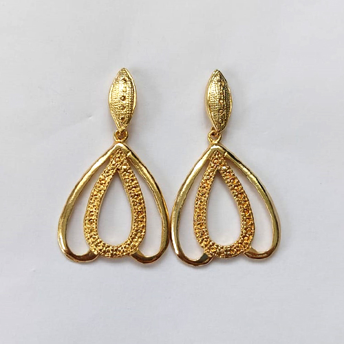 BRINCO FOLHEADO A OURO - BANHADO COM 5 MILÉSIMOS + VERNIZ DIAMOND - BRINCO DE PINO COM GOTAS VAZADAS 29MM - OURO427