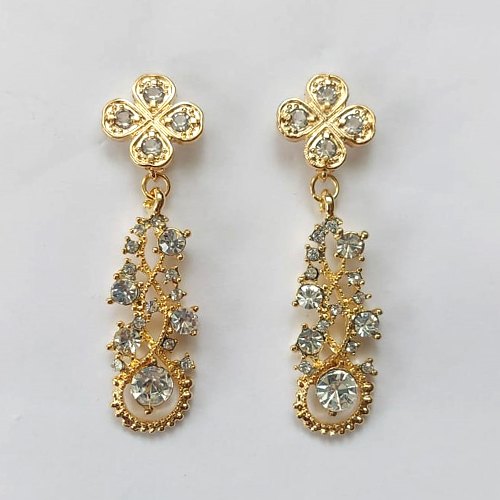 BRINCO FOLHEADO A OURO - BANHADO COM 5 MILÉSIMOS + VERNIZ DIAMOND - BRINCO DE PINO BASE TREVO E PINGENTE CRAVEJADO EM ZIRCÔNIAS 49MM - OURO428