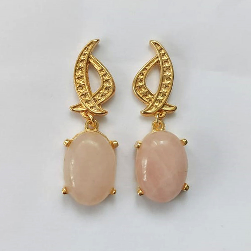 BRINCO FOLHEADO A OURO - BANHADO COM 5 MILÉSIMOS + VERNIZ DIAMOND - BRINCO DE PINO BASE VAZADA E PEDRA QUARTZO ROSA 41MM - OURO429