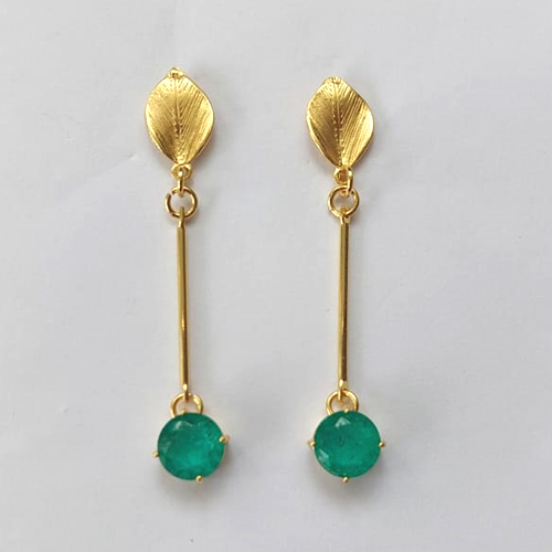 BRINCO FOLHEADO A OURO - BANHADO COM 5 MILÉSIMOS + VERNIZ DIAMOND - BRINCO DE PINO BASE FOLHA E ZIRCÔNIA VERDE 10MM - OURO430