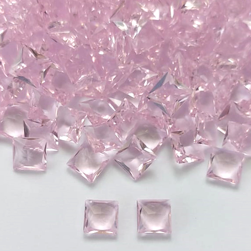 ACESSÓRIO NO BRUTO PRONTO PARA BANHO - ZIRCÔNIA QUADRADA ROSA 6X6MM - PESO: 0,3GR - (VALOR UNITÁRIO) - BRU0003213