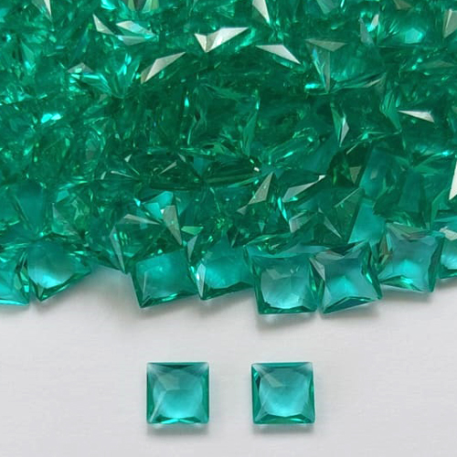 ACESSÓRIO NO BRUTO PRONTO PARA BANHO - ZIRCÔNIA QUADRADA VERDE 6X6MM - PESO: 0,3GR - (VALOR UNITÁRIO) - BRU0003215