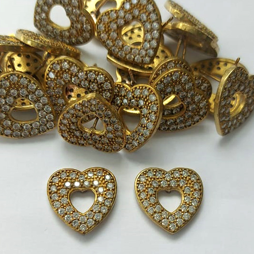 BRINCO NO BRUTO PRONTO PARA O BANHO - (CX.141) BRINCO DE PINO CORAÇÃO VAZADO CRAVEJADO EM MICROS ZIRCÔNIAS 15MM - PESO: 3,6GR - COMPOSIÇÃO: LATÃO / ZIRCÔNIA - BRU16110