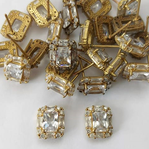 BRINCO NO BRUTO PRONTO PARA O BANHO - (CX.140) BRINCO DE PINO RETANGULAR CRAVEJADO EM MICROS ZIRCÔNIAS 9X11MM - PESO: 2,4GR - COMPOSIÇÃO: LATÃO / ZIRCÔNIA - BRU16114