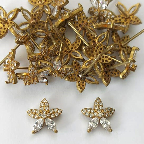 BRINCO NO BRUTO PRONTO PARA O BANHO - (CX.140) BRINCO DE PINO FLOR CRAVEJADA EM MICROS ZIRCÔNIAS 10MM - PESO: 1,1GR - COMPOSIÇÃO: LATÃO / ZIRCÔNIA - BRU16115