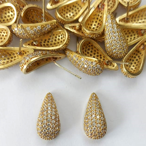 BRINCO NO BRUTO PRONTO PARA O BANHO - (CX.140) BRINCO DE PINO GOTA CRAVEJADA EM MICROS ZIRCÔNIAS 8X17MM - PESO: 2,8GR - COMPOSIÇÃO: LATÃO / ZIRCÔNIA - BRU16116