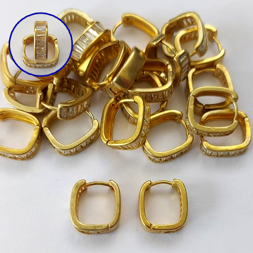 BRINCO NO BRUTO PRONTO PARA O BANHO - (CX.140) BRINCO ARGOLINHA DE PRESSÃO CRAVEJADO COM ZIRCÔNIAS - TAMANHO: 4X14MM - PESO TOTAL 3GR - COMPOSIÇÃO: LATÃO / ZIRCÔNIA - BRU16118