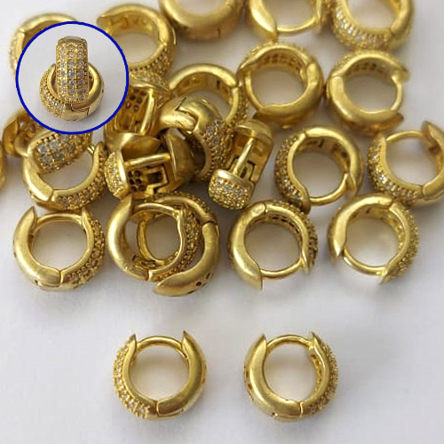 BRINCO NO BRUTO PRONTO PARA O BANHO - (CX.140) BRINCO ARGOLINHA DE PRESSÃO CRAVEJADO COM MICROS ZIRCÔNIAS - TAMANHO: 4X8MM - PESO TOTAL 1,2GR - COMPOSIÇÃO: LATÃO / ZIRCÔNIA - BRU16119