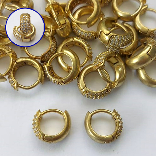 BRINCO NO BRUTO PRONTO PARA O BANHO - (CX.140) BRINCO ARGOLINHA DE PRESSÃO CRAVEJADO COM MICROS ZIRCÔNIAS - TAMANHO: 4X10MM - PESO TOTAL 1,6GR - COMPOSIÇÃO: LATÃO / ZIRCÔNIA - BRU16120