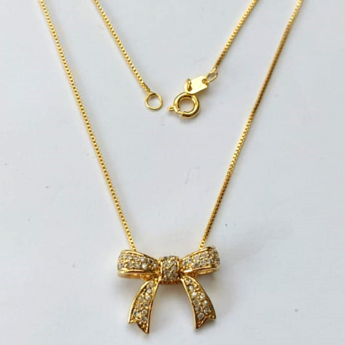 GARGANTILHA FOLHEADA A OURO - BANHADO COM 5 MILÉSIMOS + VERNIZ DIAMOND - CORRENTE VENEZIANA 45CM E PINGENTE LACINHO CRAVEJADO EM MICROS ZIRCÔNIAS 17X20MM - FECHO REDONDO - OURO435