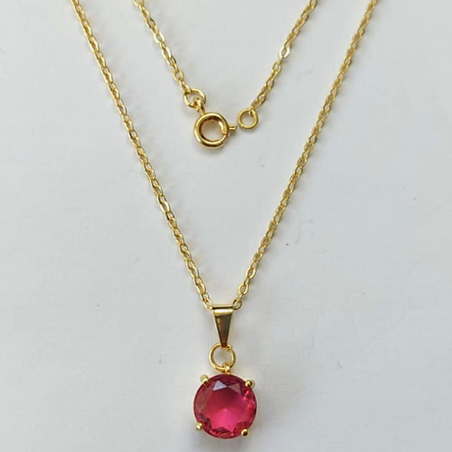 GARGANTILHA FOLHEADA A OURO - BANHADO COM 5 MILÉSIMOS + VERNIZ DIAMOND - CORRENTE 45CM E PINGENTE EM ZIRCÔNIA REDONDA ROSA 10MM - FECHO REDONDO - OURO436