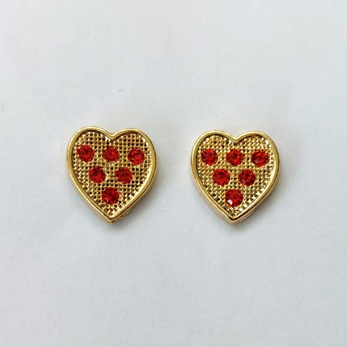 BRINCO FOLHEADO A OURO - BANHADO COM 5 MILÉSIMOS + VERNIZ DIAMOND - BRINCO DE PINO CORAÇÃO CRAVEJADO EM MICROS ZIRCÔNIAS VERMELHAS 11MM - OURO439