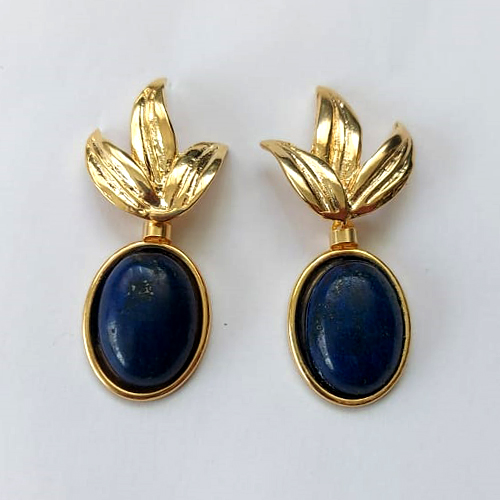 BRINCO FOLHEADO A OURO - BANHADO COM 5 MILÉSIMOS + VERNIZ DIAMOND - BRINCO DE PINO FOLHAS E PEDRA NATURAL LÁPIS LAZULI 18X42MM - OURO441