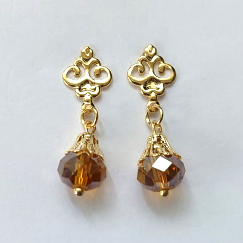 BRINCO FOLHEADO A OURO - BANHADO COM 5 MILÉSIMOS + VERNIZ DIAMOND - BRINCO DE PINO BASE VAZADA E CRISTAL AUSTRÍACO 8MM - OURO444