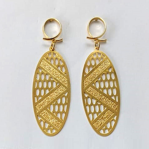 BRINCO FOLHEADO A OURO - BANHADO COM 5 MILÉSIMOS + VERNIZ DIAMOND - BRINCO DE PINO BASE VAZADA E PINGENTE FOLHA 18X47MM - OURO450