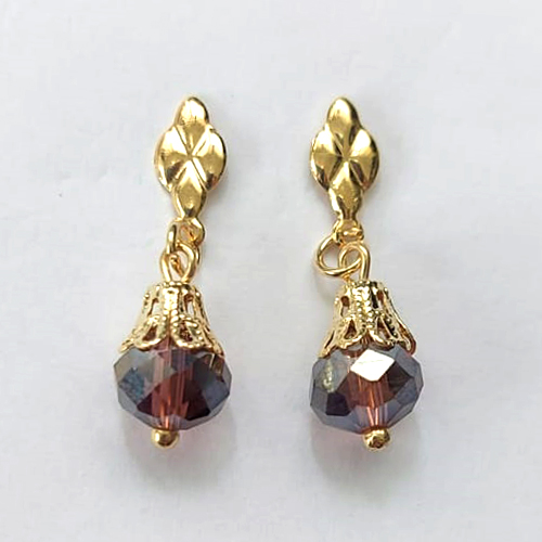 BRINCO FOLHEADO A OURO - BANHADO COM 5 MILÉSIMOS + VERNIZ DIAMOND - BRINCO DE PINO BASE OVAL E CRISTAL AUSTRÍACO 8MM - OURO452