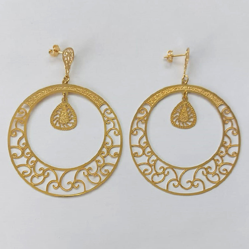 BRINCO FOLHEADO A OURO - BANHADO COM 5 MILÉSIMOS + VERNIZ DIAMOND - BRINCO DE PINO BASE GOTA E MANDALA REDONDA VAZADA 54MM - OURO454