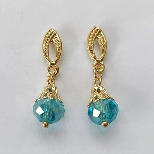 BRINCO FOLHEADO A OURO - BANHADO COM 5 MILÉSIMOS + VERNIZ DIAMOND - BRINCO DE PINO BASE OVAL E CRISTAL AUSTRÍACO 8MM - OURO455