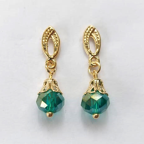 BRINCO FOLHEADO A OURO - BANHADO COM 5 MILÉSIMOS + VERNIZ DIAMOND - BRINCO DE PINO BASE OVAL E CRISTAL AUSTRÍACO 8MM - OURO456