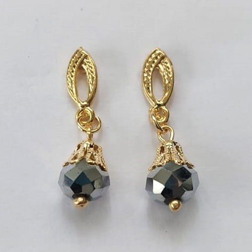 BRINCO FOLHEADO A OURO - BANHADO COM 5 MILÉSIMOS + VERNIZ DIAMOND - BRINCO DE PINO BASE OVAL E CRISTAL AUSTRÍACO 8MM - OURO457