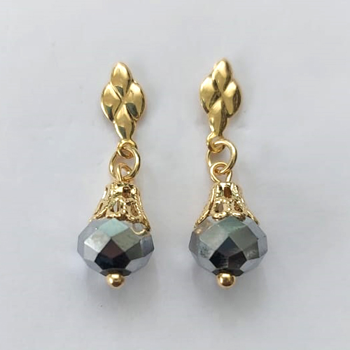 BRINCO FOLHEADO A OURO - BANHADO COM 5 MILÉSIMOS + VERNIZ DIAMOND - BRINCO DE PINO BASE FLOR E CRISTAL AUSTRÍACO 8MM - OURO458