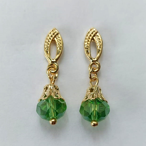 BRINCO FOLHEADO A OURO - BANHADO COM 5 MILÉSIMOS + VERNIZ DIAMOND - BRINCO DE PINO BASE OVAL E CRISTAL AUSTRÍACO 8MM - OURO460