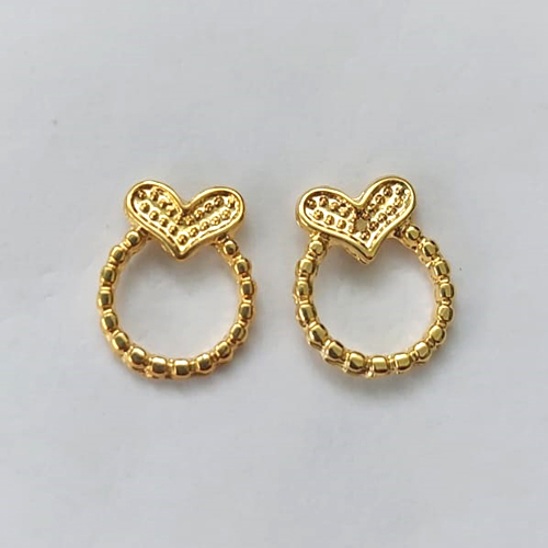 BRINCO FOLHEADO A OURO - BANHADO COM 5 MILÉSIMOS + VERNIZ DIAMOND - (CRIS) BRINCO DE PINO CORAÇÃO COM CÍRCULO VAZADO 9X12MM - OURO464