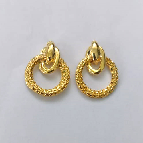 BRINCO FOLHEADO A OURO - BANHADO COM 5 MILÉSIMOS + VERNIZ DIAMOND - (CRIS) BRINCO DE PINO COM CÍRCULOS VAZADOS 14X17MM - OURO465